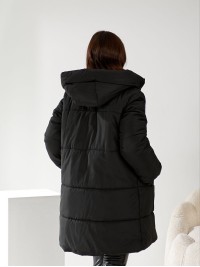 Жіноча куртка стьобана з капюшоном чорного кольору 34497