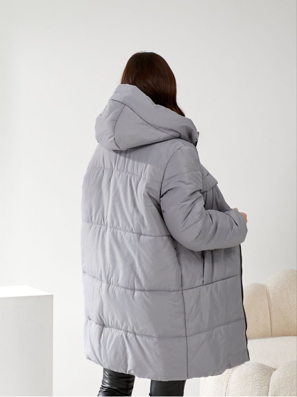 Жіноча куртка стьобана з капюшоном сiрого кольору 34499