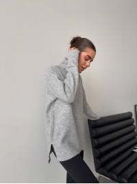 Жіночий светр з високим горлом сiрого кольору 34503