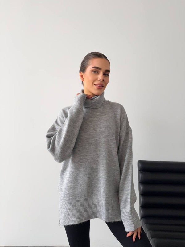 Жіночий светр з високим горлом сiрого кольору 34503