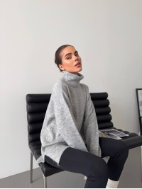 Жіночий светр з високим горлом сiрого кольору 34503