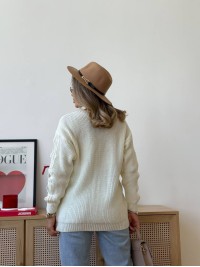 Жіночий светр з прорізами на рукавах молочного кольору 34504