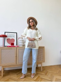 Жіночий светр з прорізами на рукавах молочного кольору 34504