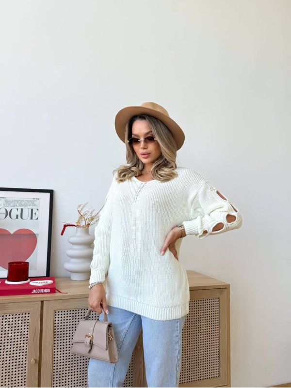 Жіночий светр з прорізами на рукавах молочного кольору 34504