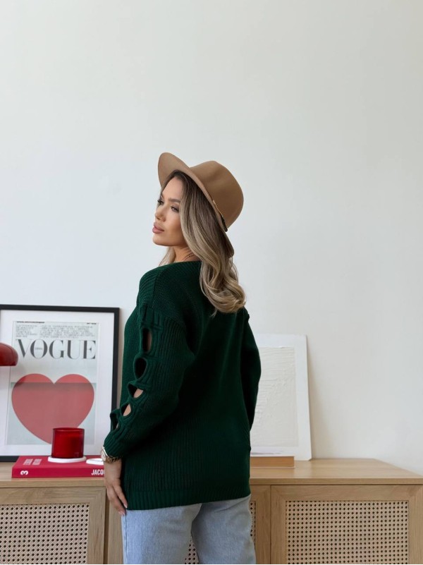 Жіночий светр з прорізами на рукавах зеленого кольору 34506