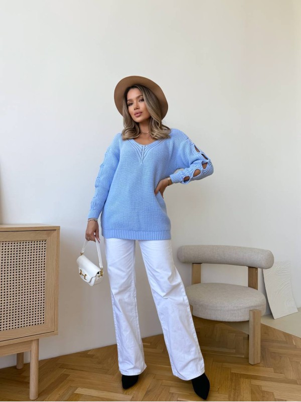 Жіночий светр з прорізами на рукавах блакитного кольору 34507