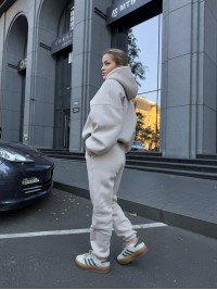 Жіночий теплий костюм з капюшоном бежевого кольору 34514