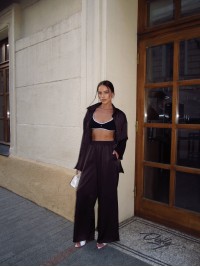 Жіночий шовковий костюм коричневого кольору 34569