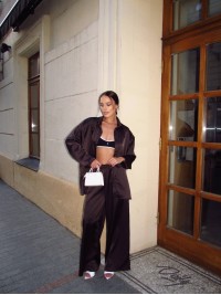 Жіночий шовковий костюм коричневого кольору 34569