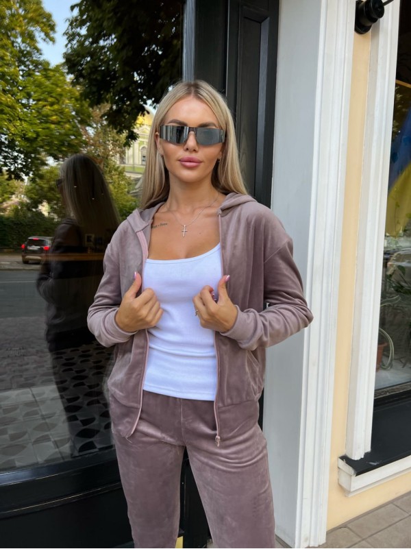 Жіночий велюровий костюм пудрового кольору 34590