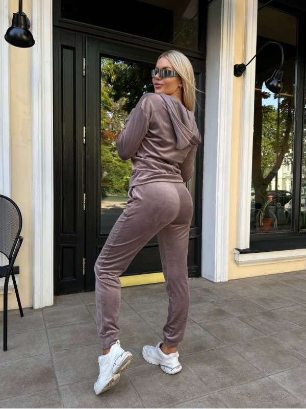 Жіночий велюровий костюм пудрового кольору 34590