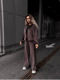 Велюровий жіночий костюм коричневого кольору 34592