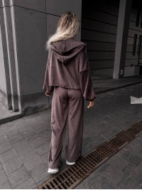 Велюровий жіночий костюм коричневого кольору 34592