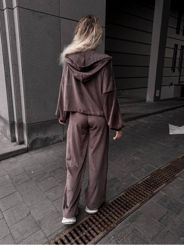 Велюровий жіночий костюм коричневого кольору 34592