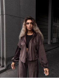 Велюровий жіночий костюм коричневого кольору 34592