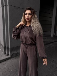 Велюровий жіночий костюм коричневого кольору 34592