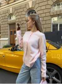 Укорочений жіночий светр на ґудзиках рожевого кольору 34599