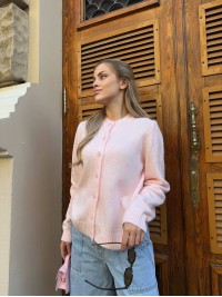 Укорочений жіночий светр на ґудзиках рожевого кольору 34599