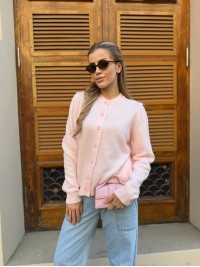 Укорочений жіночий светр на ґудзиках рожевого кольору 34599