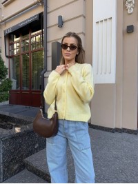 Укорочений жіночий светр на ґудзиках жовтого кольору 34600