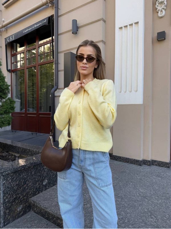 Укорочений жіночий светр на ґудзиках жовтого кольору 34600