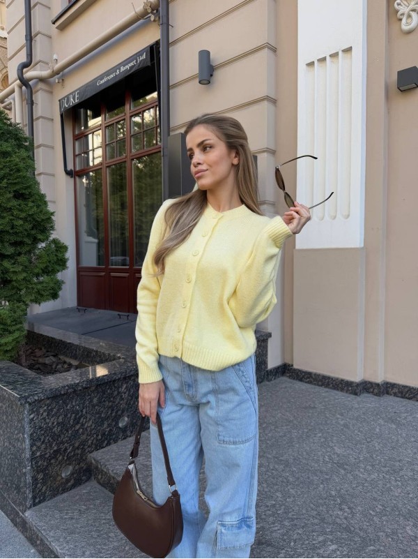 Укорочений жіночий светр на ґудзиках жовтого кольору 34600