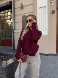 Укорочений жіночий светр на ґудзиках бордового кольору 34601