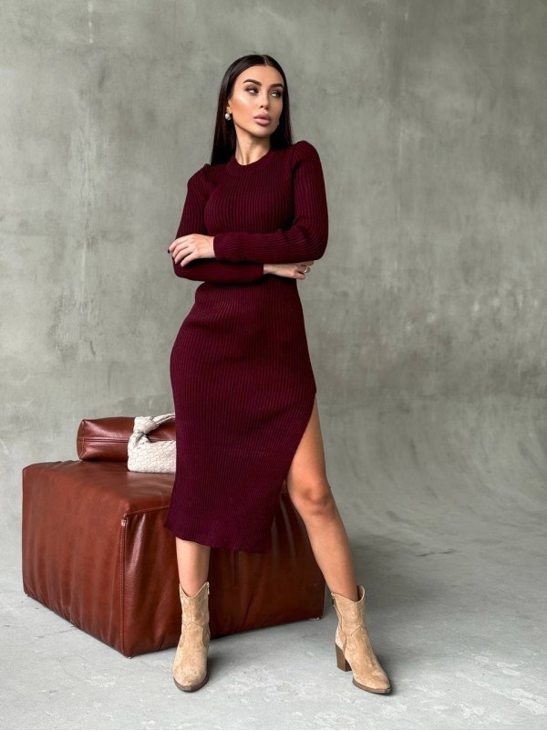 В'язана сукня міді з розрізом бордового кольору 34609