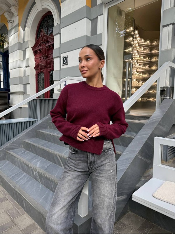 Укорочений жіночий светр з розрiзом бордового кольору 34654