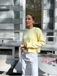 Укорочений жіночий светр з розрiзом жовтого кольору 34656