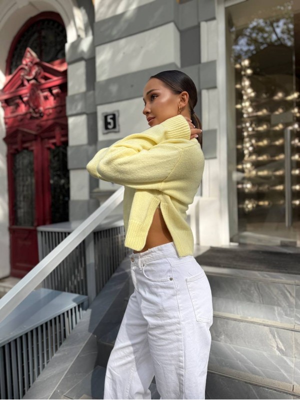 Укорочений жіночий светр з розрiзом жовтого кольору 34656