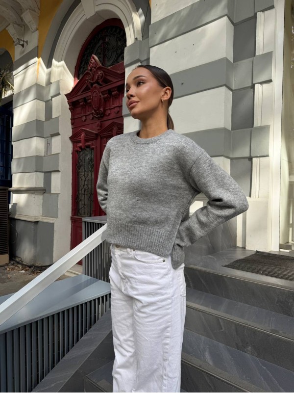 Укорочений жіночий светр з розрiзом сiрого кольору 34657