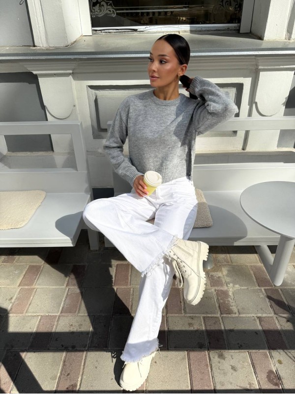 Укорочений жіночий светр з розрiзом сiрого кольору 34657