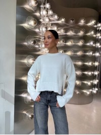 Укорочений жіночий светр з розрiзом молочного кольору 34658