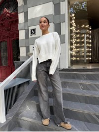 Укорочений жіночий светр з розрiзом молочного кольору 34658