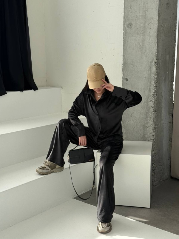 Жіночий велюровий костюм на гудзиках чорного кольору 34661