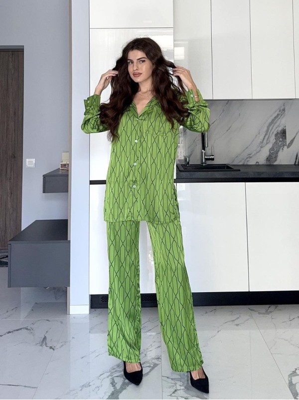 Жіночий шовковий костюм зеленого кольору 34689