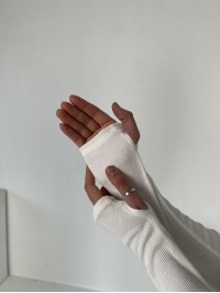 Жіночий топ із рукавом в рубчик молочного кольору 34694