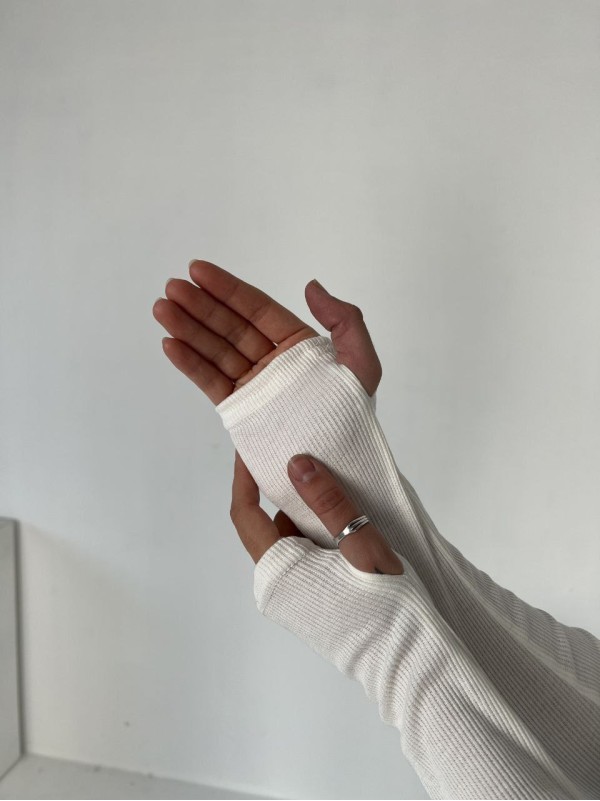 Жіночий топ із рукавом в рубчик молочного кольору 34694