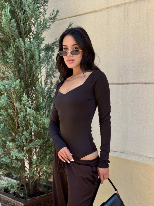 Базовий боді з розрізом для пальців коричневого кольору 34717