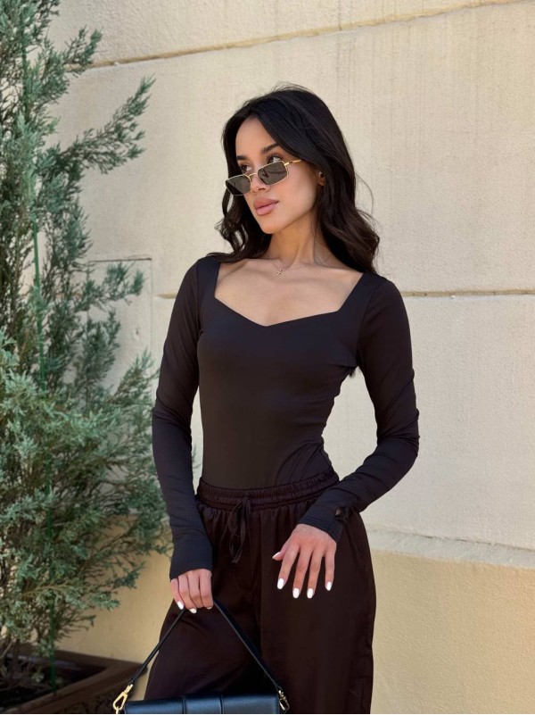 Базовий боді з розрізом для пальців коричневого кольору 34717