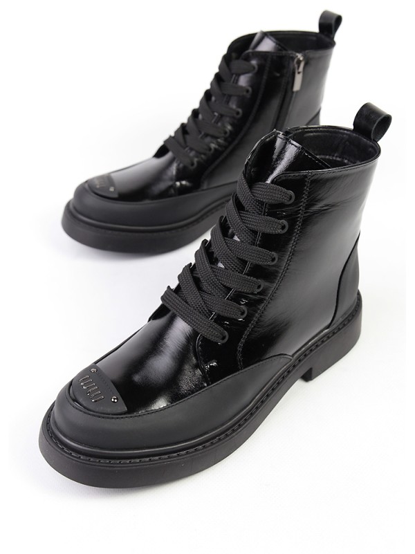 Жіночі черевики з натуральної лак шкіри чорного кольору 34737