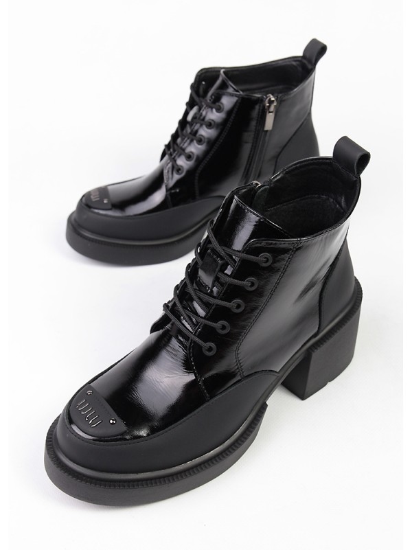 Жіночі черевики з натуральної лак шкіри на підборах чорного кольору 34740