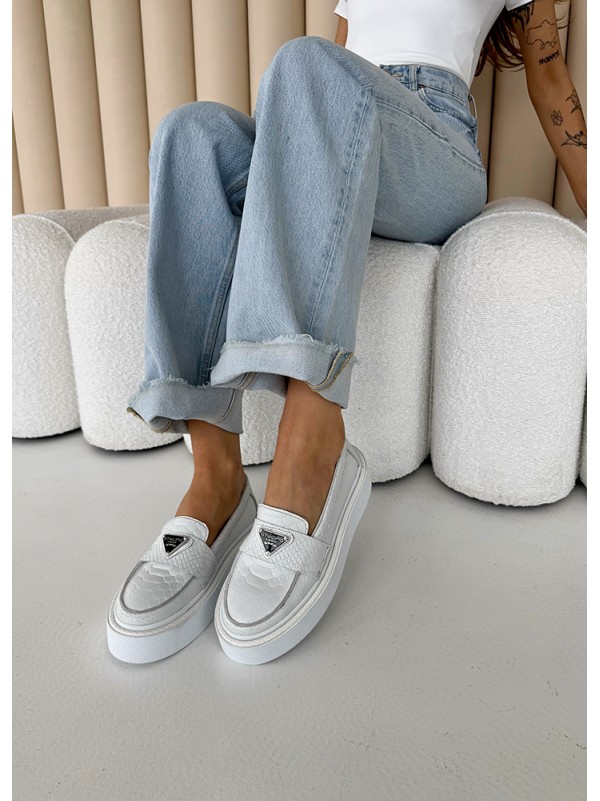 Жіночі шкіряні туфлі лофери білого кольору 34742