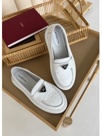 Жіночі шкіряні туфлі лофери білого кольору 34742