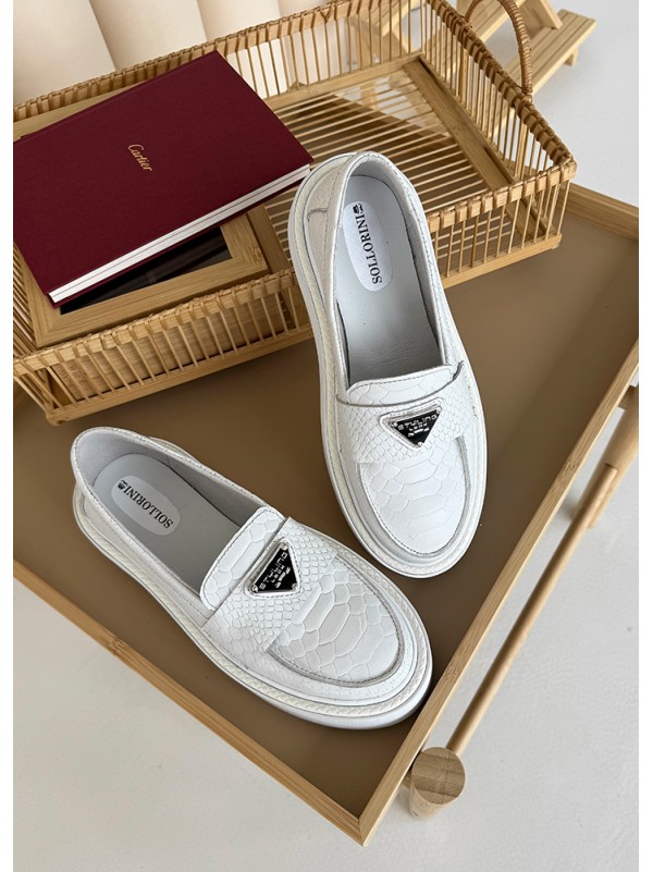 Жіночі шкіряні туфлі лофери білого кольору 34742