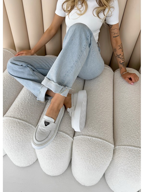 Жіночі шкіряні туфлі лофери білого кольору 34742