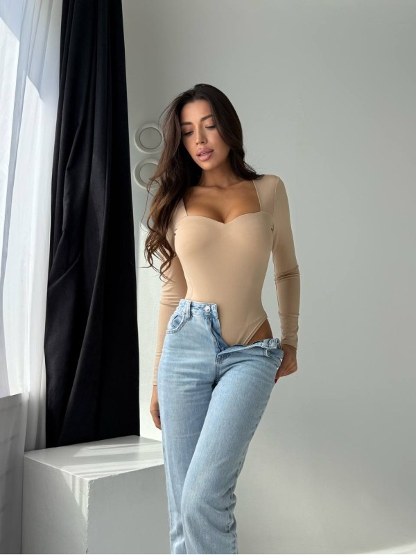Однотонний прогулянковий боді з пуш-ап бежевого кольору 34759