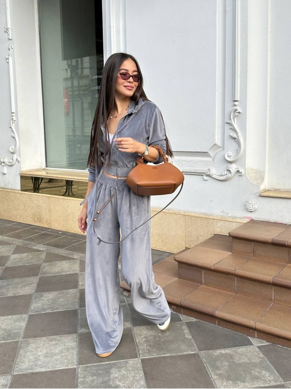 Жіночий велюровий костюм сiрого кольору 34775