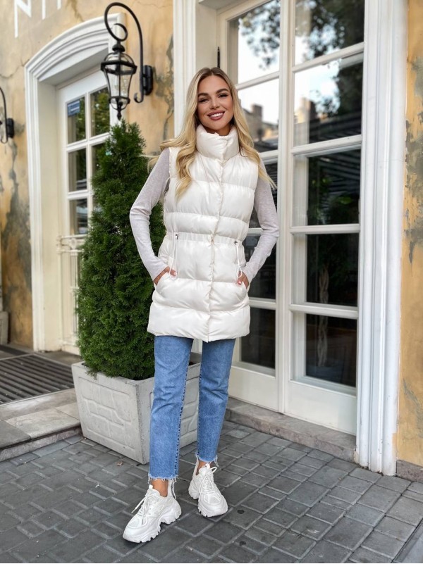 Подовжена жіноча демісезонна жилетка млочного кольору 34827